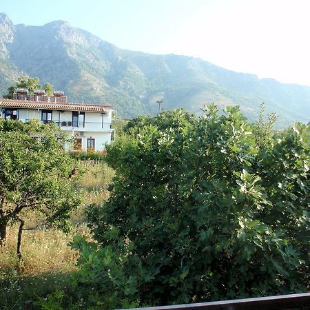 Meraklis Rooms Kariotes Exterior photo